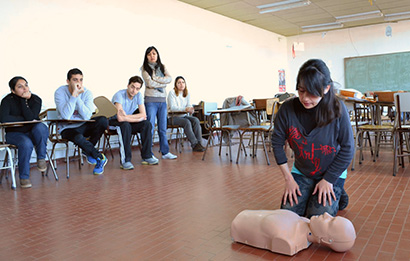 SE CAPACITÓ EN RCP AL PRIMER GRUPO DE ESTUDIANTES DE LA FADECS