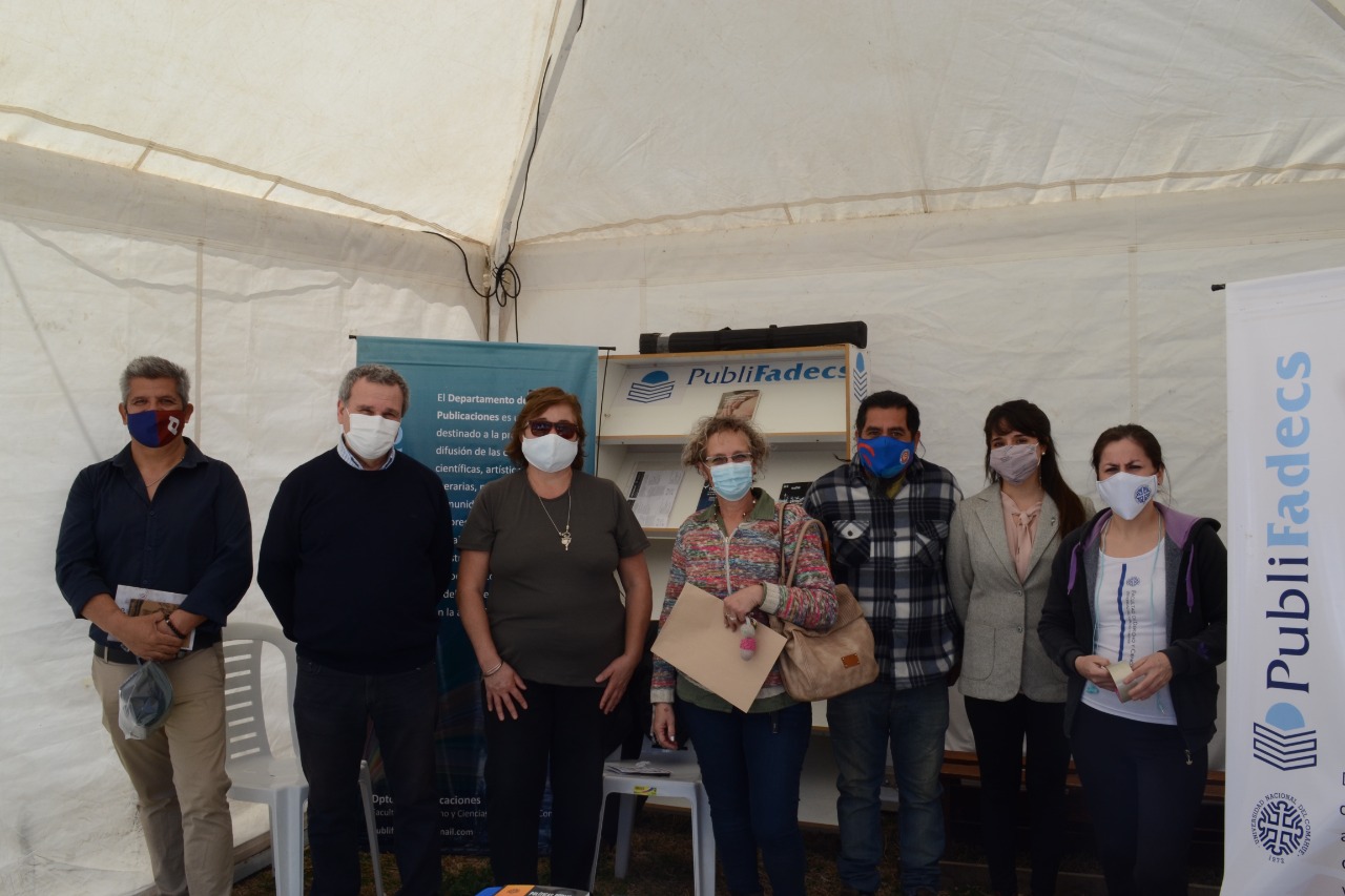 Las autoridades de la Facultad de Derecho y Ciencias Sociales agradecen al personal docente y no docente que colaboró durante los cuatro días que duró la Cuarta Feria Municipal del Libro y la Lectura “Primavera de las Letras” de General Roca. El equipo conformado por Silvia Berry, Rita Bustos, Sandra Erratchu, Viviana García, Karina Giaquinta, Florencia Pelegrina, Roxana Ticac, Fernando Lanza y Hugo Quintreman, cubrió en forma permanente la atención del stand de la FADECS, respondiendo consultas, promocionando nuestras carreras y exhibiendo el material bibliográfico propio. 